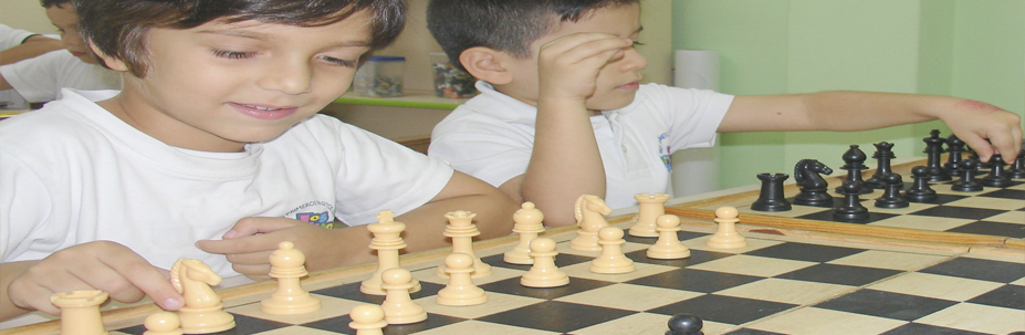 Nuestra meta es iniciar a los niños(as) en el mundo del ajedrez para desarrollar en ellos su capacidad cognitiva, habilidades y destrezas, como también inculcarle valores como el respeto.